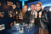 Alena Gerber, Johnnie Walker Brand Ambassador Tom Jones, Giulia Siegel beim Tasting (©Foto. Johnnie Walker Blue Label )